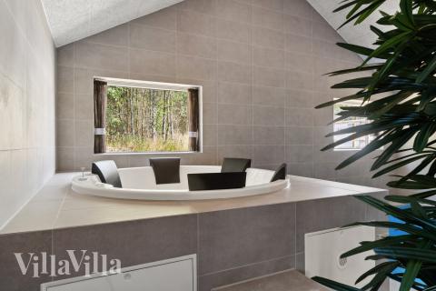 Nyd varmen i spaen i luksushus nr. 817 i Østjylland