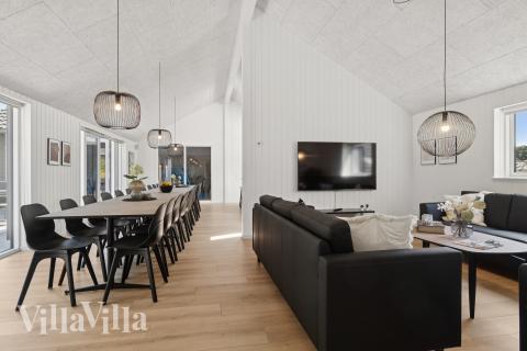 Det store lyse opholdrum i luksushus nr. 817 til 24.