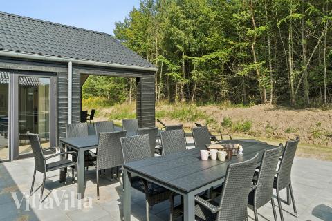 Luksushus nr. 817 har en dejlig terrasse med gode havemøbler til 24 personer.