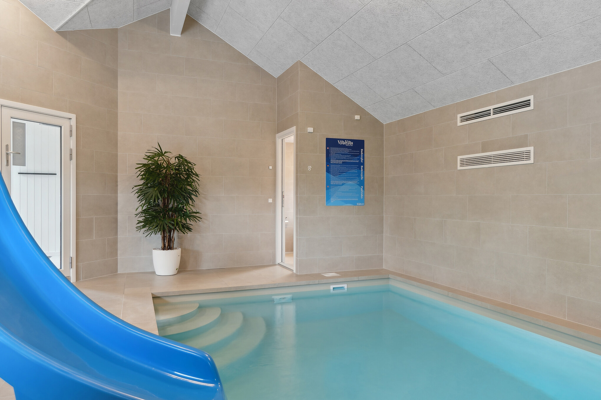 Sommerhus 903 er indrettet med en lækker poolafdeling med vandrutsjebane, dejlig stor indbygget spabad og sauna