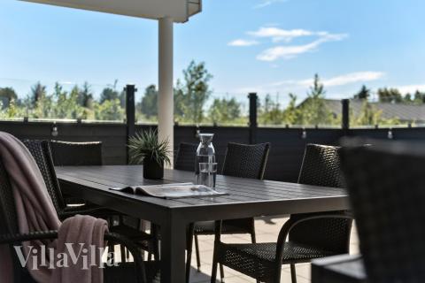 Luksushus nr. 475 har en dejlig terrasse med gode havemøbler til 18 personer.