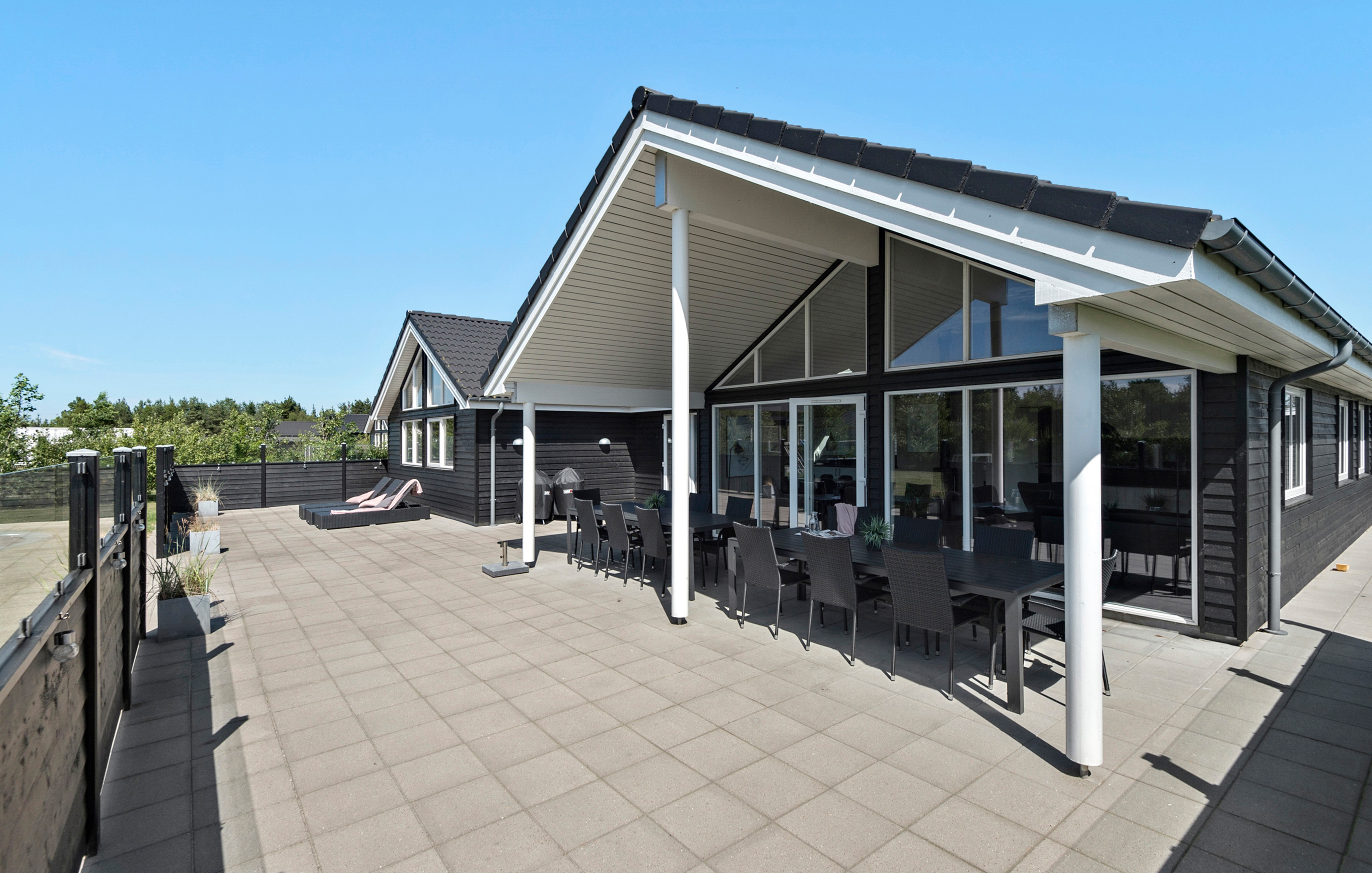 Nyd en grillaften på terrassen i luksushus nr. 475 i Vestjylland