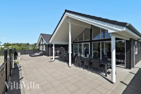 Nyd en grillaften på terrassen i luksushus nr. 475 i Vestjylland