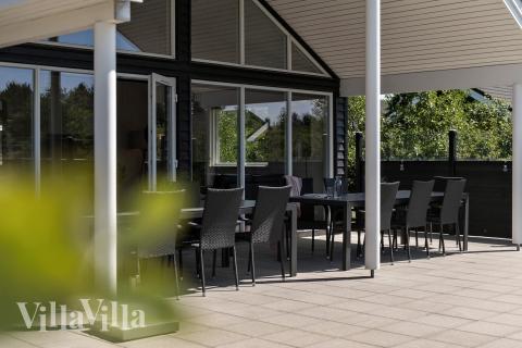 På terrassen i sommerhus nr. 475 er der plads til 18 personer.