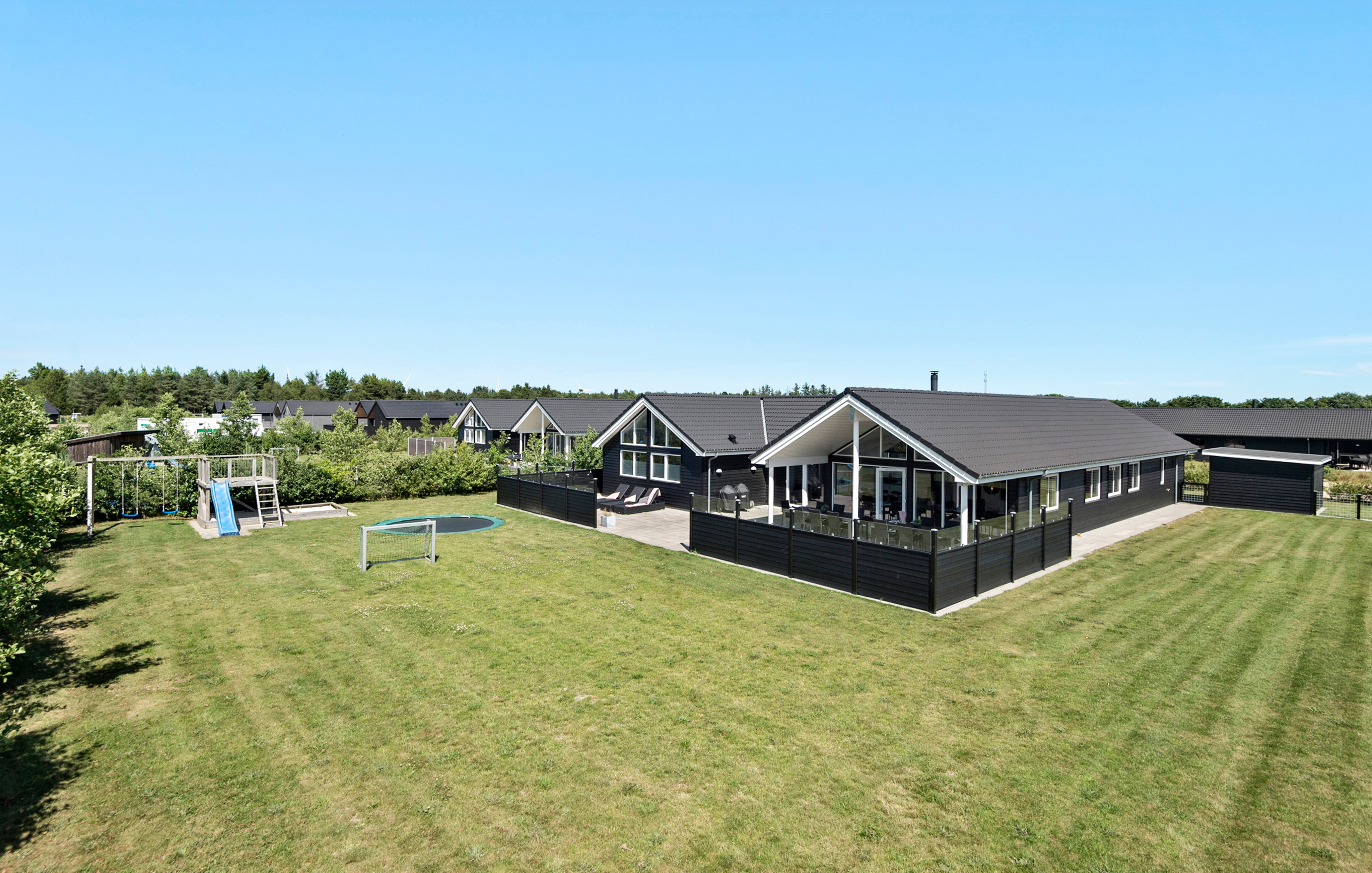 Dette skønne poolhus nr. 475 med plads til 18 personer ligger i Vestjylland