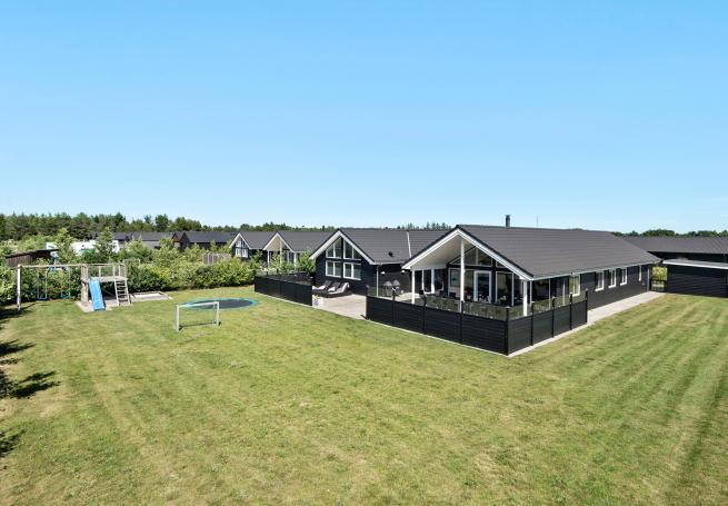 Dette skønne poolhus nr. 475 med plads til 18 personer ligger i Vestjylland