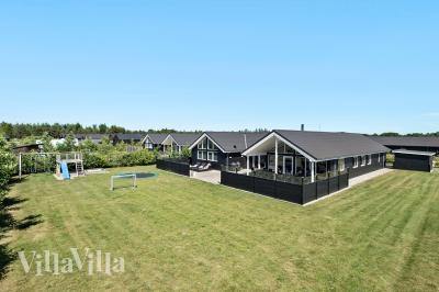 Dette skønne poolhus nr. 475 med plads til 18 personer ligger i Vestjylland