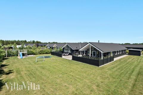 Dette skønne poolhus nr. 475 med plads til 18 personer ligger i Vestjylland