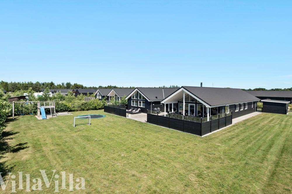 Dette skønne poolhus nr. 475 med plads til 18 personer ligger i Vestjylland