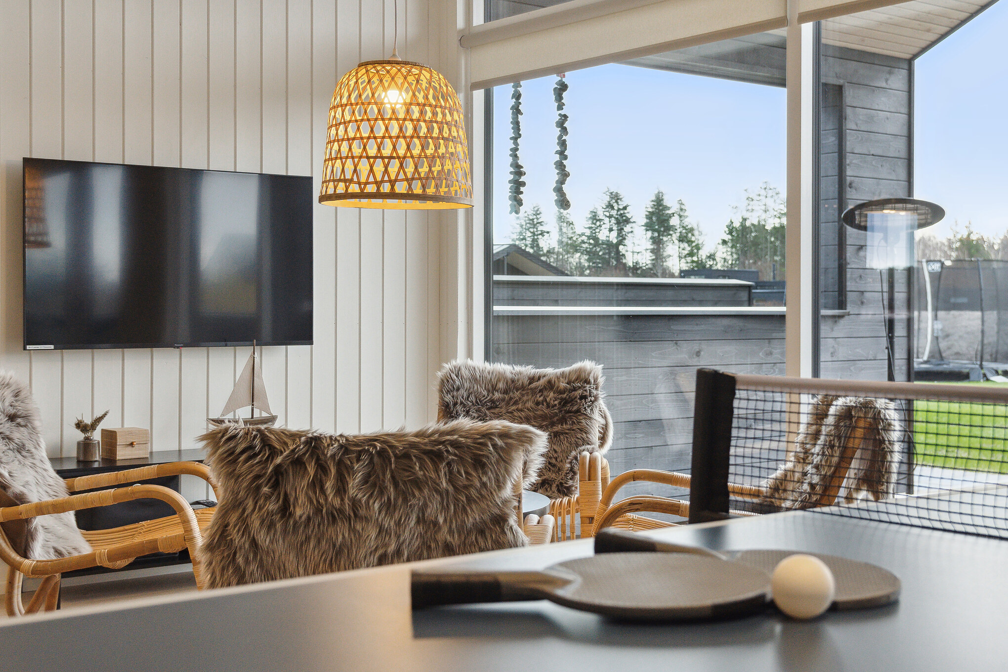 Dyst i sommerhusets aktivitetsrum, når I besøger luksushus nr. 902 i Nordjylland.