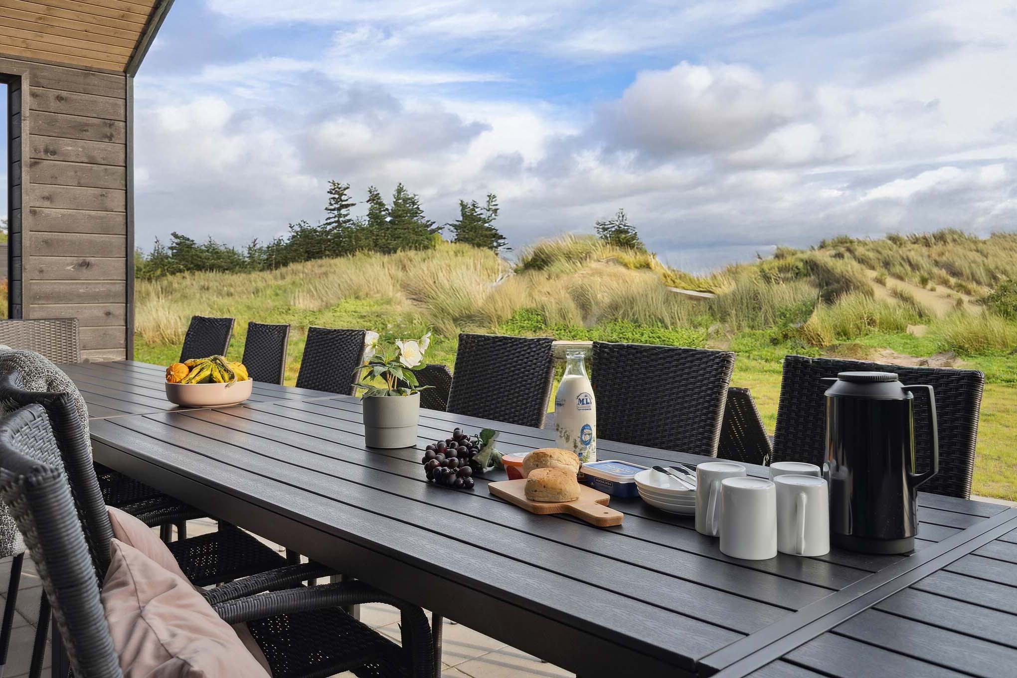 Luksushus nr. 902 har en dejlig terrasse med gode havemøbler til 18 personer.