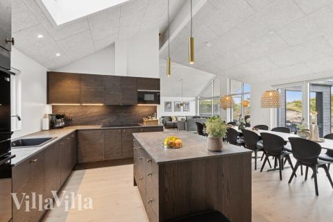 Køkkenet i luksushus nr. 672 er udstyrret, så I let kan lave mad til 18 personer.