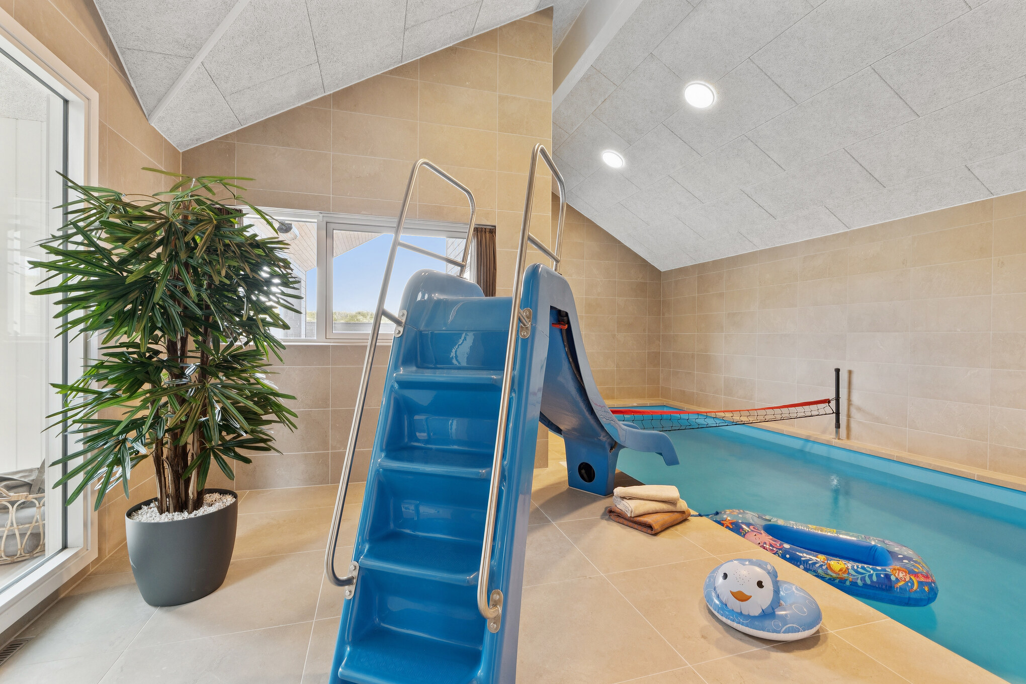 Sommerhus 672 er indrettet med en lækker poolafdeling med vandrutsjebane, dejlig stor indbygget spabad og sauna