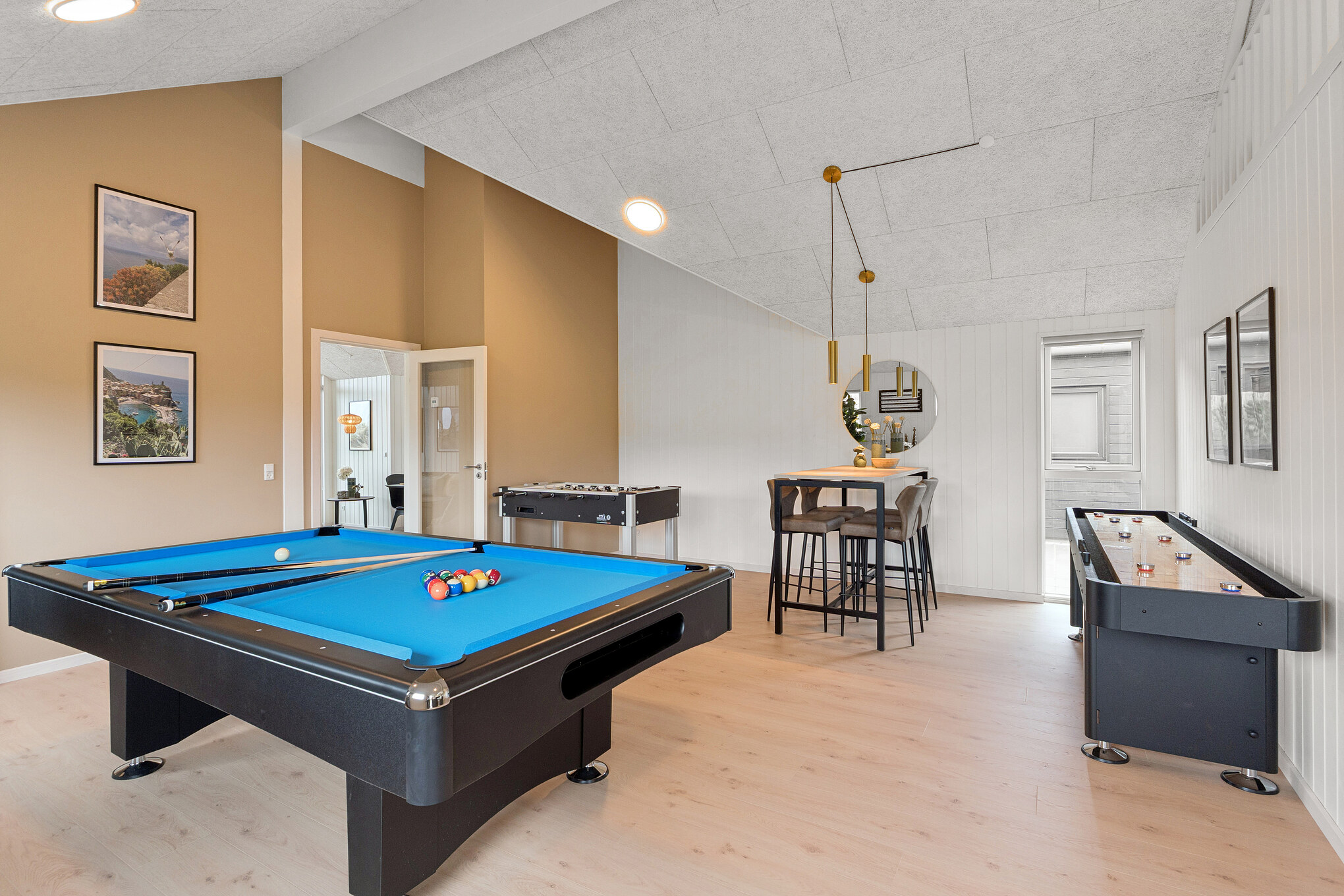 Ud over de mange timer, man kan bruge i husets pool-afdeling, så byder luksushus 672 også på billard/bordtennis og dart