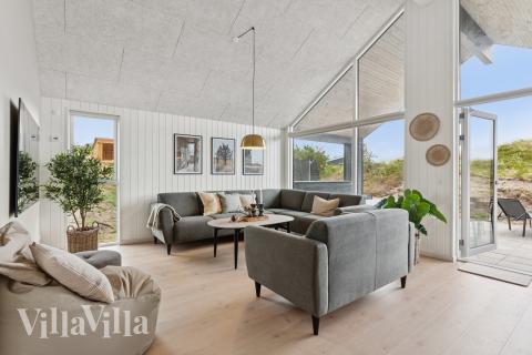 Der er mulighed for hygge i sommerhusets sofaarrangement, når I besøger luksushus nr. 672