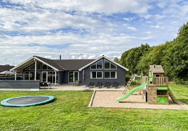 Dette skønne poolhus nr. 281 med plads til 18 personer ligger i Sydjylland