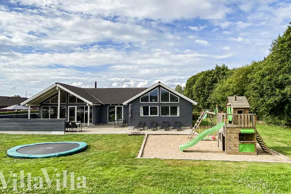 Dette skønne poolhus nr. 281 med plads til 18 personer ligger i Sydjylland