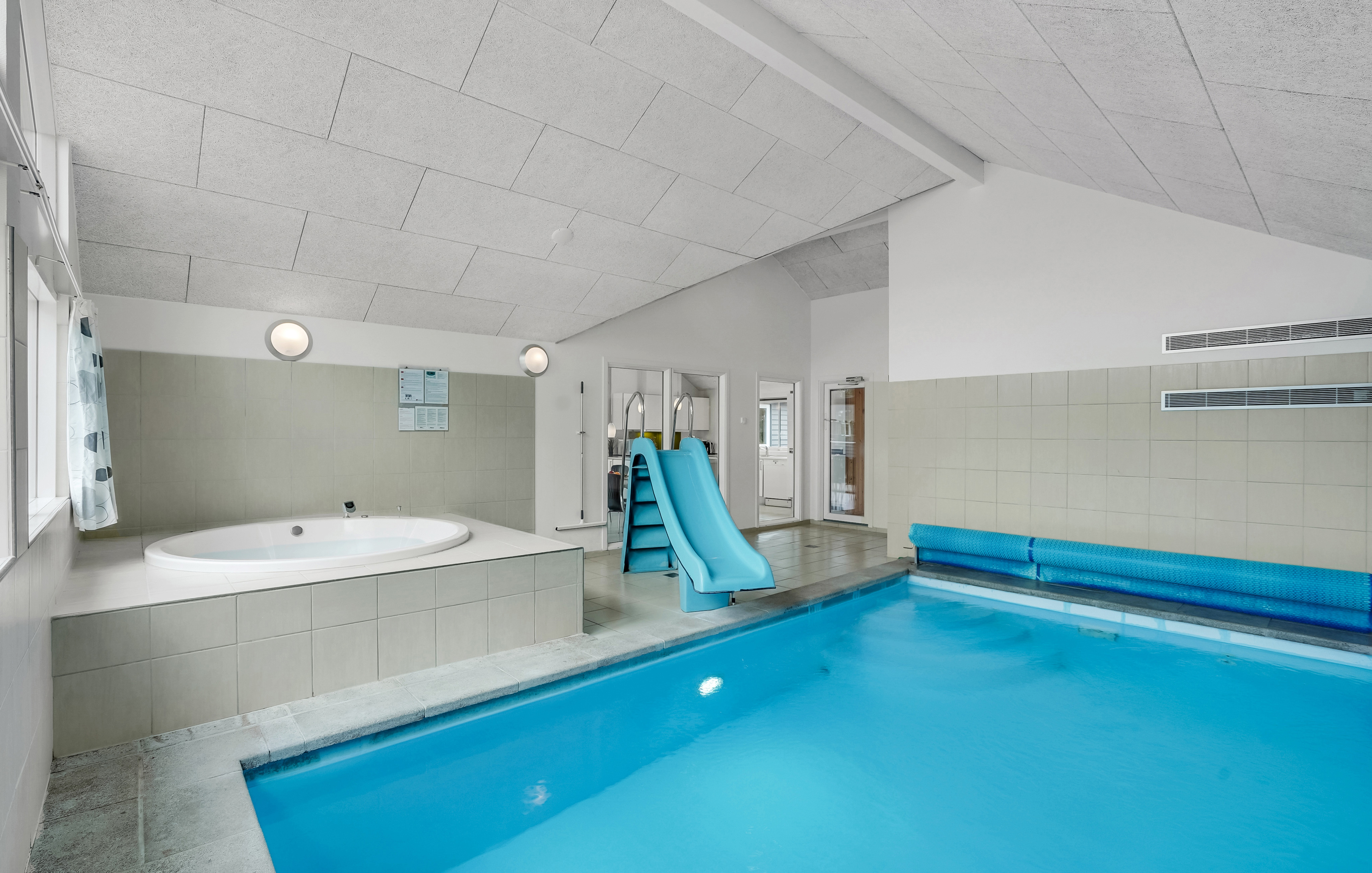 Sommerhus 281 er indrettet med en lækker poolafdeling med vandrutsjebane, dejlig stor indbygget spabad og sauna