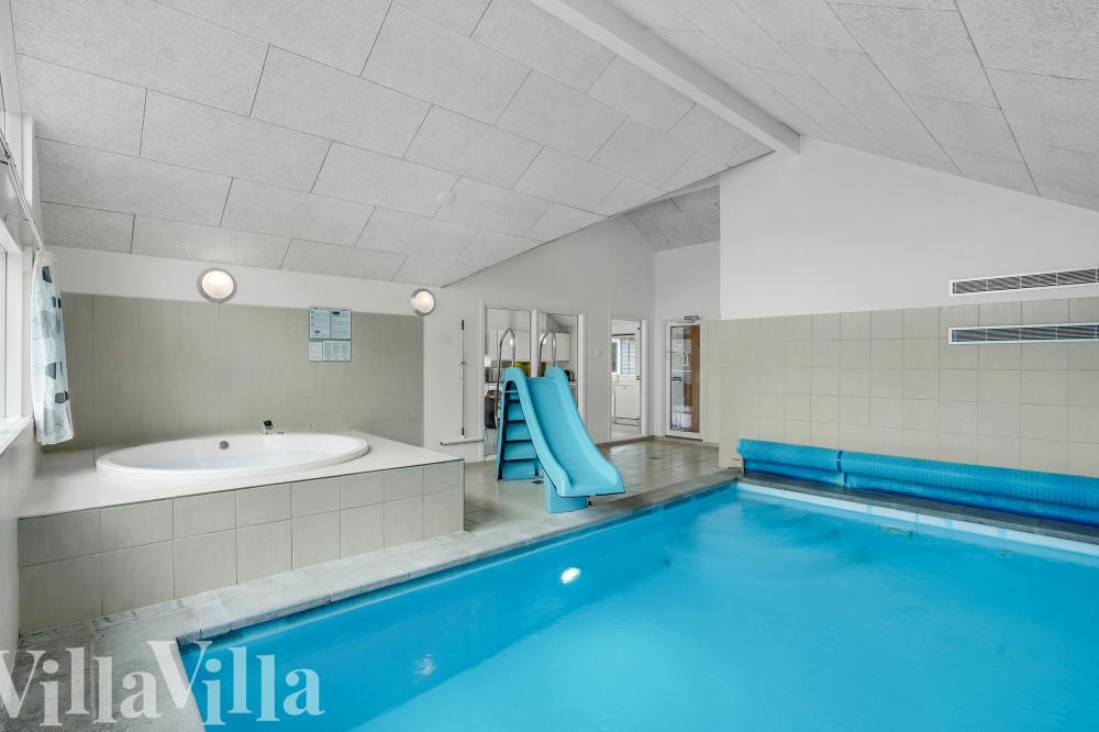 Sommerhus 281 er indrettet med en lækker poolafdeling med vandrutsjebane, dejlig stor indbygget spabad og sauna