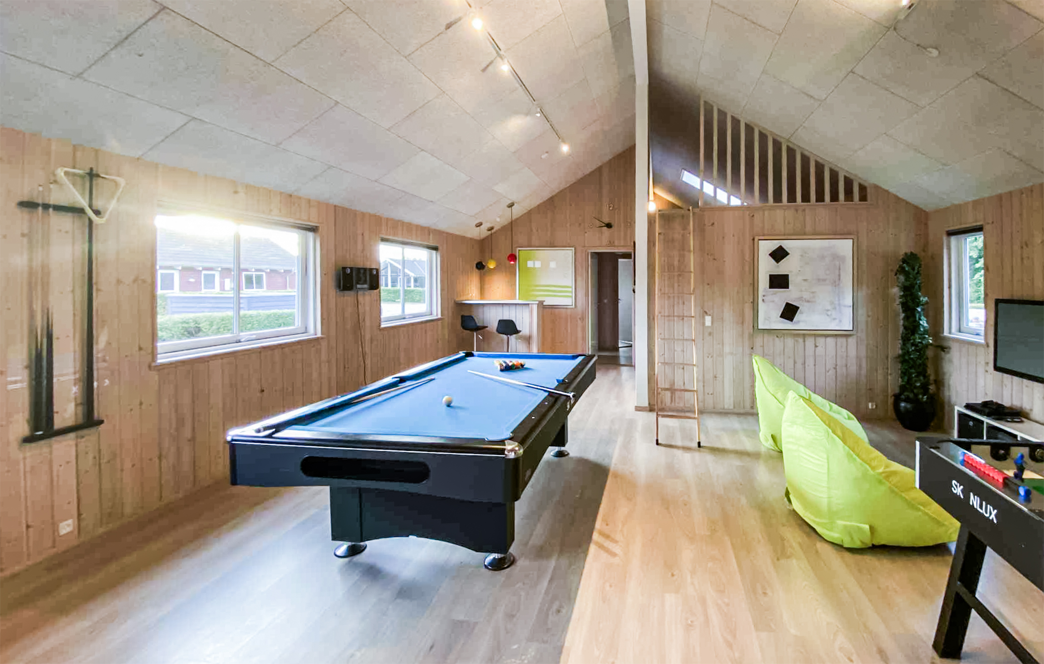 Ud over de mange timer, man kan bruge i husets pool-afdeling, så byder luksushus 281 også på billard/bordtennis og dart