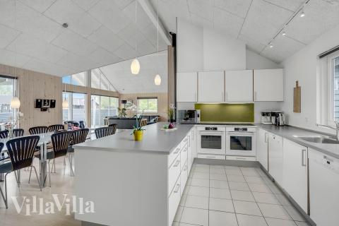 Køkkenet i luksushus nr. 281 er udstyrret, så I let kan lave mad til 18 personer.