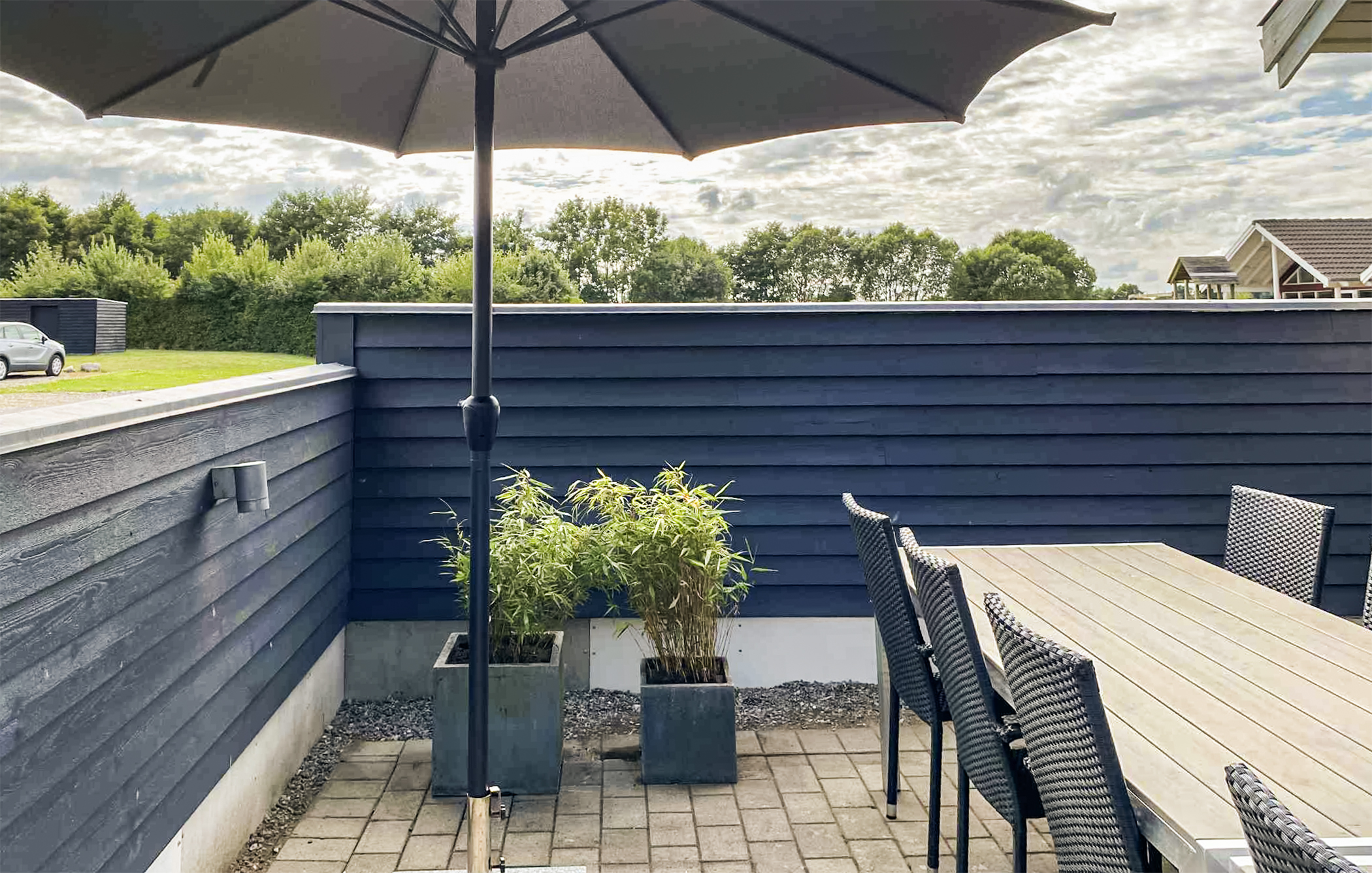 Luksushus nr. 281 har en dejlig terrasse med gode havemøbler til 18 personer.