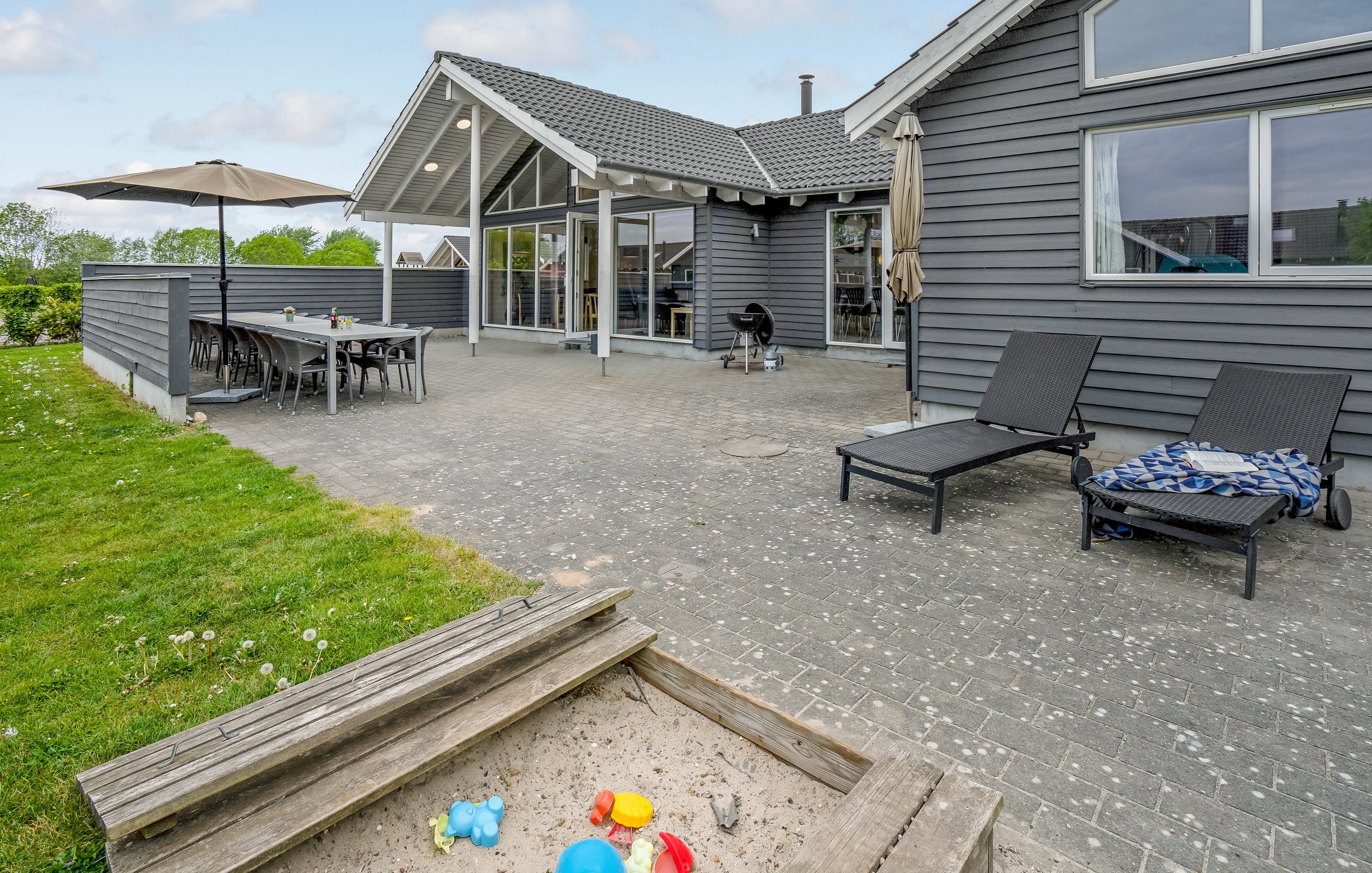 Nyd en grillaften på terrassen i luksushus nr. 281 i Sydjylland