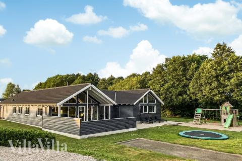 Flot sommerhus nr. 281 med god plads til op til 18 personer