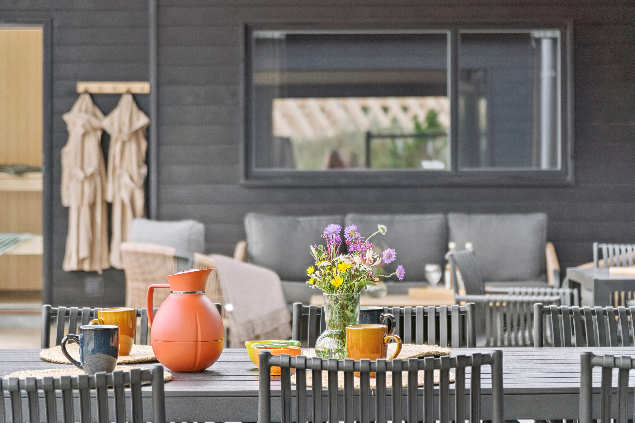 Luksushus nr. 672 har en dejlig terrasse med gode havemøbler til 18 personer.