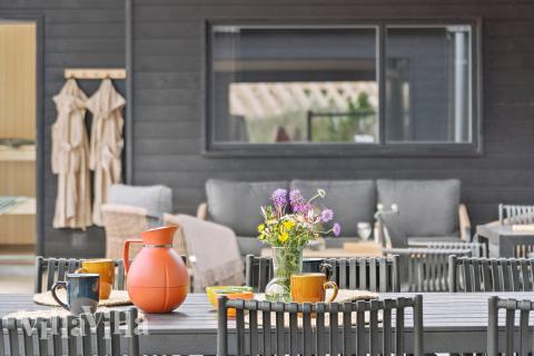 Luksushus nr. 672 har en dejlig terrasse med gode havemøbler til 18 personer.