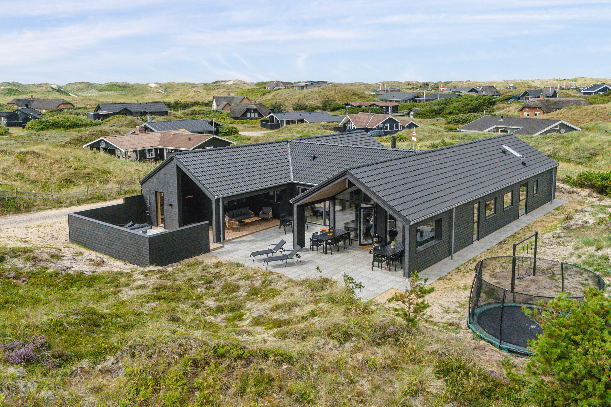 Dette skønne poolhus nr. 672 med plads til 18 personer ligger i Vestjylland
