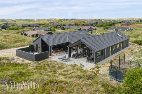 Dette skønne poolhus nr. 672 med plads til 18 personer ligger i Vestjylland