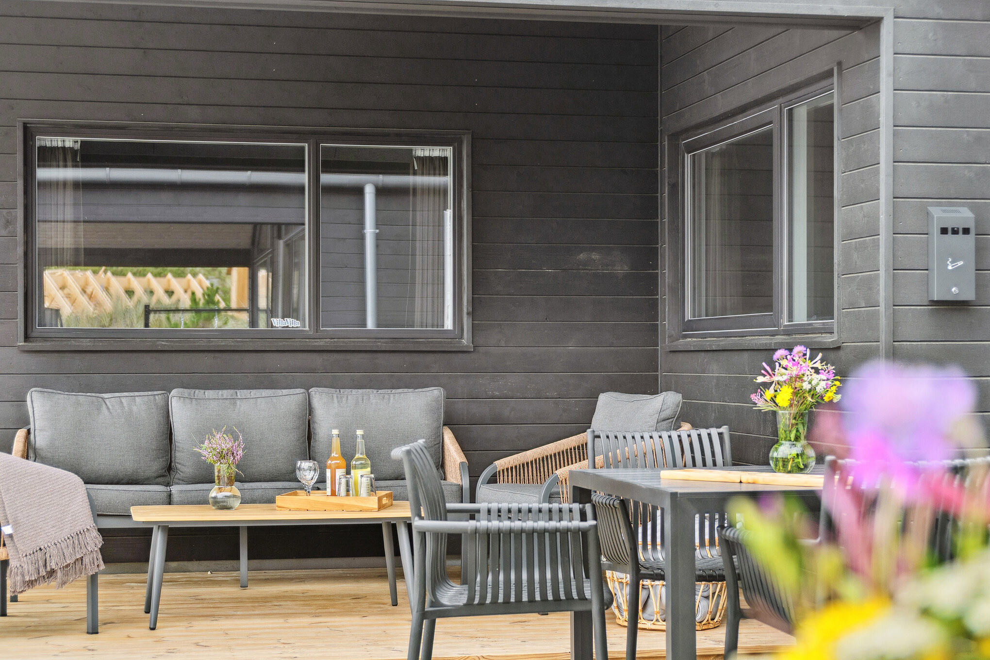 Nyd en grillaften på terrassen i luksushus nr. 672 i Vestjylland