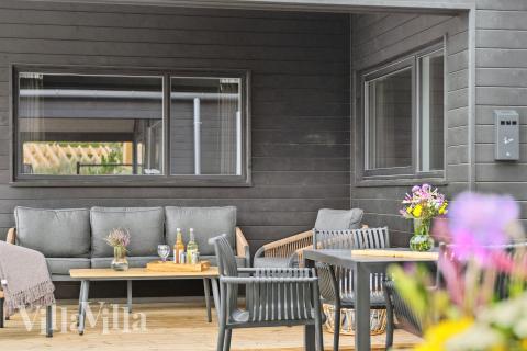 Nyd en grillaften på terrassen i luksushus nr. 672 i Vestjylland