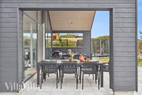 På terrassen i sommerhus nr. 672 er der plads til 18 personer.