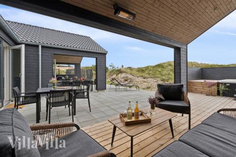 Stor terrasse ved luksushus nr. 672 i Vestjylland.