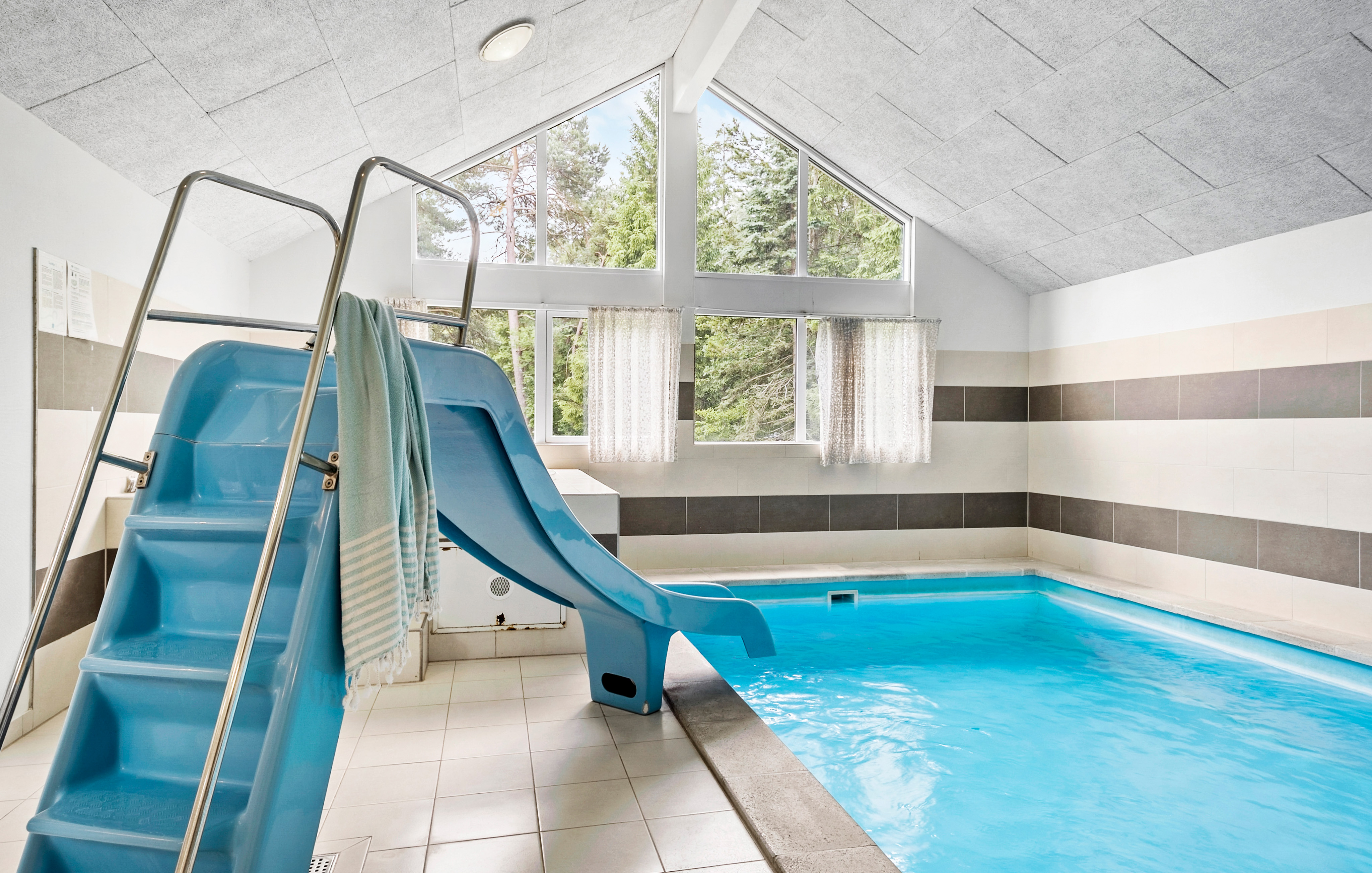 Sommerhus 367 er indrettet med en lækker poolafdeling med vandrutsjebane, dejlig stor indbygget spabad og sauna