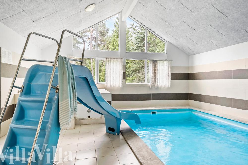 Sommerhus 367 er indrettet med en lækker poolafdeling med vandrutsjebane, dejlig stor indbygget spabad og sauna