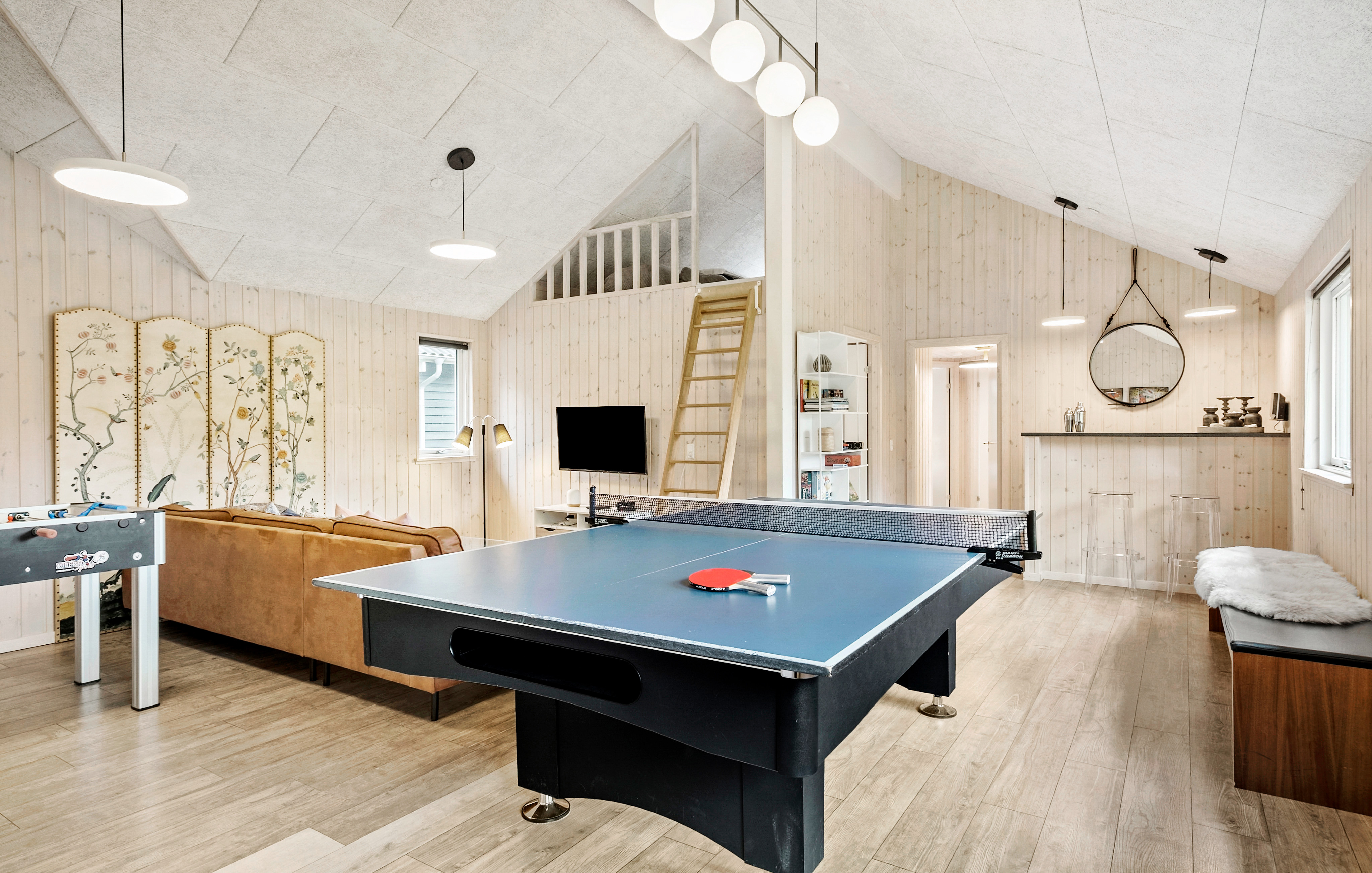 Ud over de mange timer, man kan bruge i husets pool-afdeling, så byder luksushus 367 også på billard/bordtennis og dart
