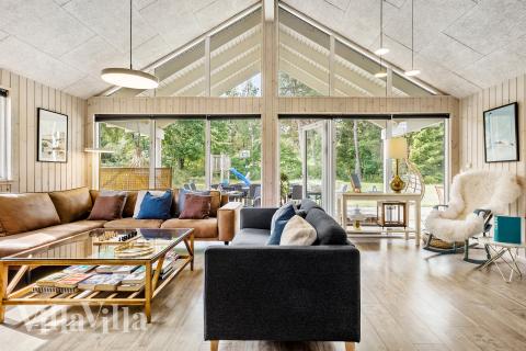 Sofaen i luksushus 367 i Nordsjælland indbyder til brætspil eller at se en film sammen.