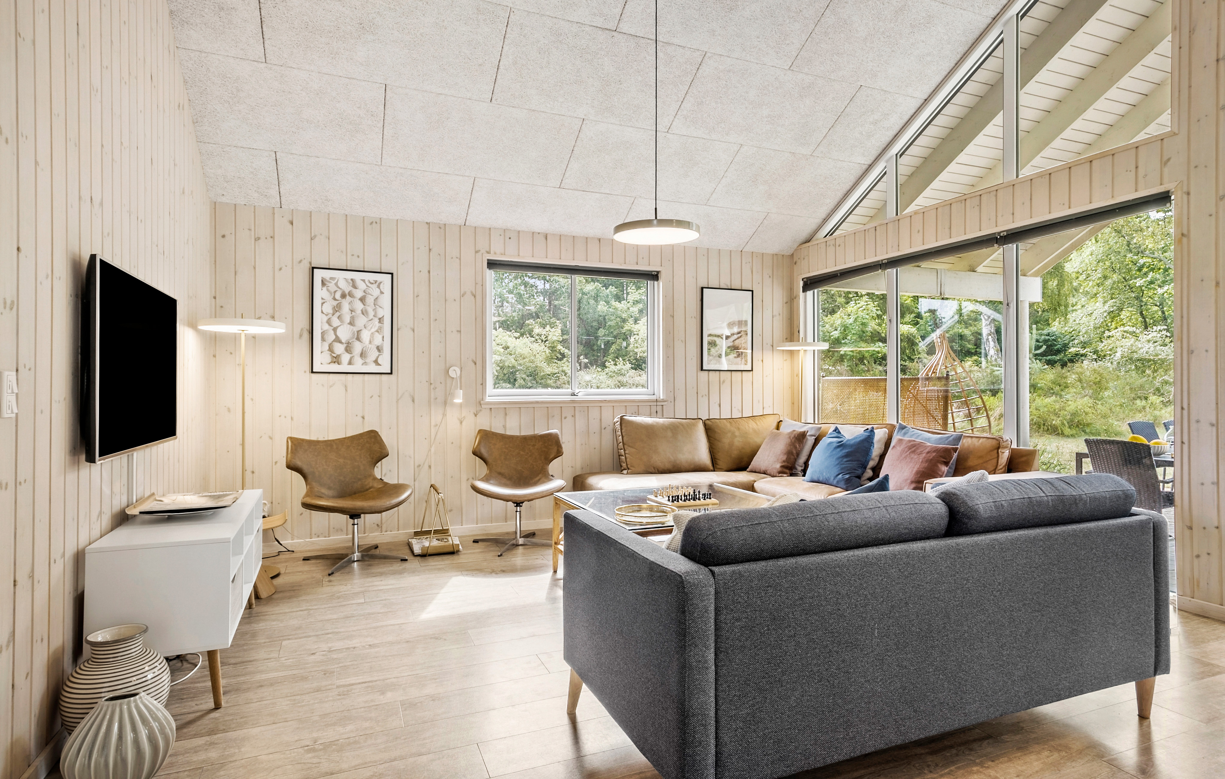 Der er mulighed for hygge i sommerhusets sofaarrangement, når I besøger luksushus nr. 367