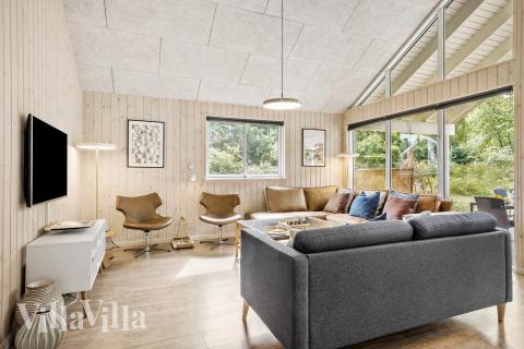 Der er mulighed for hygge i sommerhusets sofaarrangement, når I besøger luksushus nr. 367