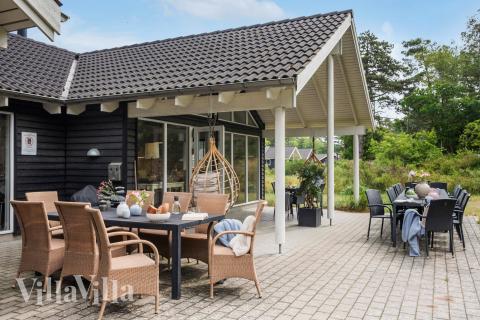 Luksushus nr. 367 har en dejlig terrasse med gode havemøbler til 18 personer.