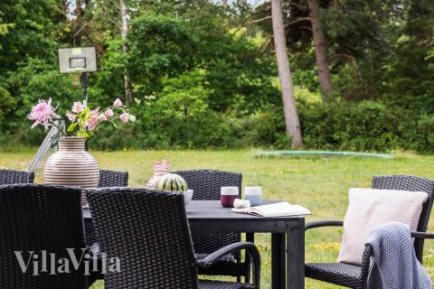 På terrassen i sommerhus nr. 367 er der plads til 18 personer.