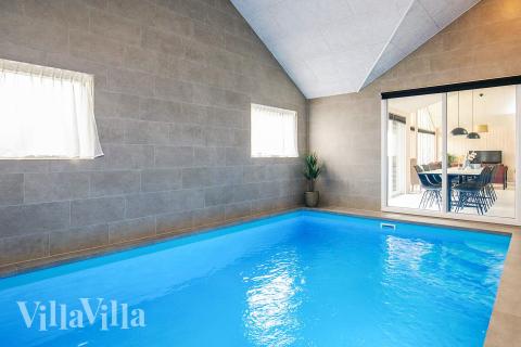 Sommerhus 670 er indrettet med en lækker poolafdeling med vandrutsjebane, dejlig stor indbygget spabad og sauna