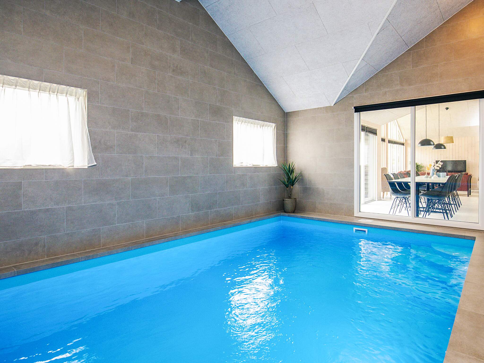 Sommerhus 670 er indrettet med en lækker poolafdeling med vandrutsjebane, dejlig stor indbygget spabad og sauna