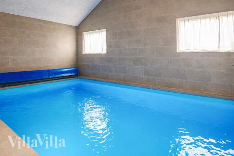 Den lækre pool i luksushuse nr. 670 til 12 personer