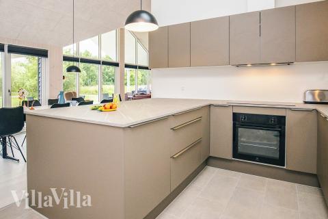 Køkkenet i luksushus nr. 670 er udstyrret, så I let kan lave mad til 12 personer.