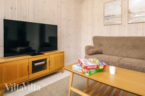 Sofaen i luksushus 670 i Lolland/Falster/Møn indbyder til brætspil eller at se en film sammen.
