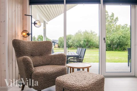 Der er mulighed for hygge i sommerhusets sofaarrangement, når I besøger luksushus nr. 670